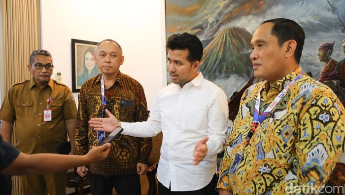 Wagub Jatim Emil Elestianto Dardak usai menerima audiensi dengan BTN Kantor Wilayah Jatim-Bali-Nusra di rumah dinasnya.