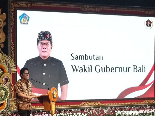 Wakil Gubernur Bali I Nyoman Giri Prasta dalam acara pelantikan dan pengukuhan pengurus PWI Bali di Art Center Denpasar, Bali pada Selasa (22/7/2025). (Ni Made Lastri Karsiani Putri-detikBali)