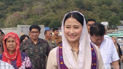 Wakil Menteri Perdagangan Dyah Roro Esti Widya Putri mengunjungi Kampung Nelayan Warloka di Labuan Bajo, Manggarai Barat, NTT, Selasa (22/7/2025).
