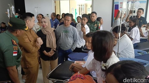 Wali Kota Kupang Christian Widodo saat memantau langsung siswa SMPN 8 Kupang yang dirawat pada RSUD SK Lerik, Selasa (22/7/2025). (Simon Selly/detikBali)