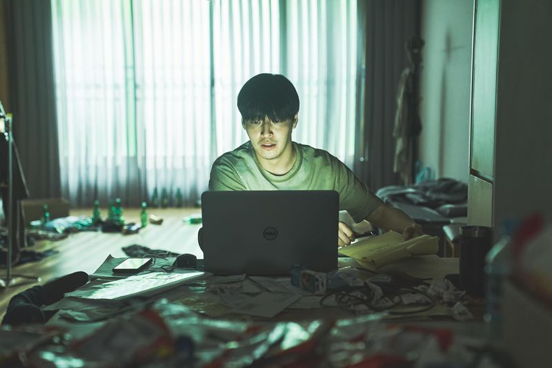 Adegan dalam film Netflix Wall to Wall.