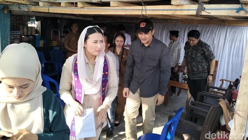 Wamendag Dyah Roro Esti Widya Putri, berjalan merunduk keluar dari kolong rumah seusai berdialog dengan nelayan dan pelaku UMKM di Kampung Nelayan Warloka, Labuan Bajo, NTT, Selasa (22/7/2025) sore.