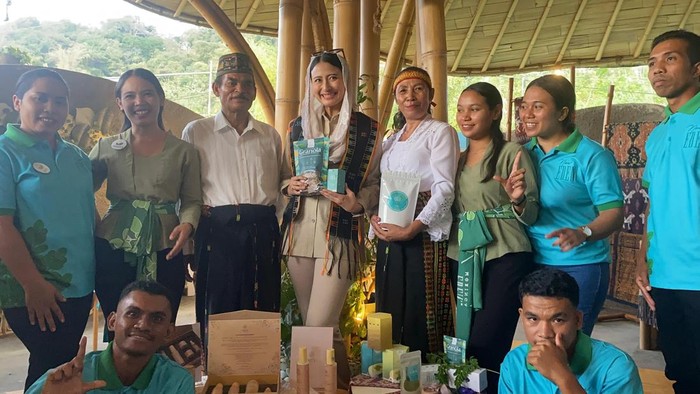 Wamendag, Dyah Roro Esti Widya Putri, mengunjungi UMKM New Eden Moringa di Labuan Bajo, Manggarai Barat, NTT, Selasa (22/7/2025). (Ambrosius Ardin/detikBali)