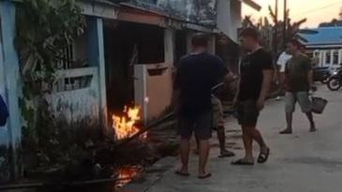 Warga saat memadamkan api dari pipa gas alam yang bocor dan terbakar di Palembang