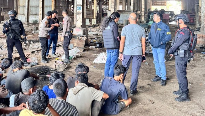 Warga yang ditangkap terkait kasus pencurian besi. (Foto: Dok. Polda Sumut)