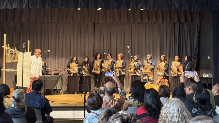 Nada-nada bambu membentuk jembatan budaya lintas benua ketika maestro angklung Sam Udjo hadir untuk pertama kalinya di San Francisco dalam sebuah workshop dan pertunjukan
kolaboratif yang digelar pada Minggu sore (20/7/2025)