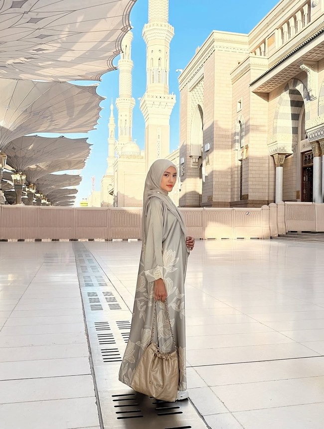 Ibu dua orang anak ini mengaku merasakan ketenangan usai menjalani salat dhuha di Masjid Nabawi.  Foto: Dok. Instagram @anissaaziza
