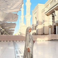 Ibu dua orang anak ini mengaku merasakan ketenangan usai menjalani salat dhuha di Masjid Nabawi.  Foto: Dok. Instagram @anissaaziza