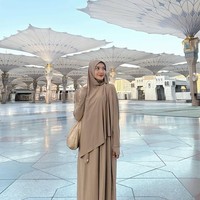 Anissa Aziza mengabadikan dengan momen latar belakang masjid Nabawi, Madinah. Ia terlihat anggun memakai abaya warna milo lengkap dengan hijab pashmina instan yang dibentuk syari. Foto: Dok. Instagram @anissaaziza.