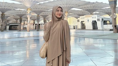 8 Gaya Pangling Annisa Aziza Pakai Hijab saat Umrah, Raditya Dika Tak Ikut
