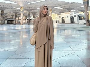 8 Gaya Pangling Annisa Aziza Pakai Hijab saat Umrah, Raditya Dika Tak Ikut