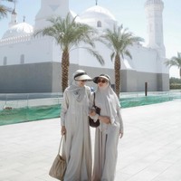 Saat berada di Masjid Quba, Annisa Aziza tampil elegan dengan hijab segi empat abu-abu dan dress warna senada. Umrah tak ditemani suaminya Raditya Dika, Annisa berpose bersama Rizki Amelia. Foto: Dok. Instagram @anissaaziza