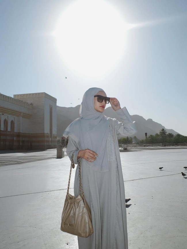 Postingan Annisa Aziza berhijab saat umrah bikin pangling dan mendapatkan banjir pujian dari warganet. Ademmm bgt lihat nya kak 😍, puji akun @anieskn. MasyaAllah cantik bangett 😍, ucap akun @indrifatma_. MasyaAllah uayyneee kakkkkkkkk pake hijab kagettt ih, kagum akun @nissahayyu. Foto: Dok. Instagram @anissaaziza.