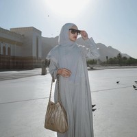 Postingan Annisa Aziza berhijab saat umrah bikin pangling dan mendapatkan banjir pujian dari warganet. Ademmm bgt lihat nya kak 😍, puji akun @anieskn. MasyaAllah cantik bangett 😍, ucap akun @indrifatma_. MasyaAllah uayyneee kakkkkkkkk pake hijab kagettt ih, kagum akun @nissahayyu. Foto: Dok. Instagram @anissaaziza.