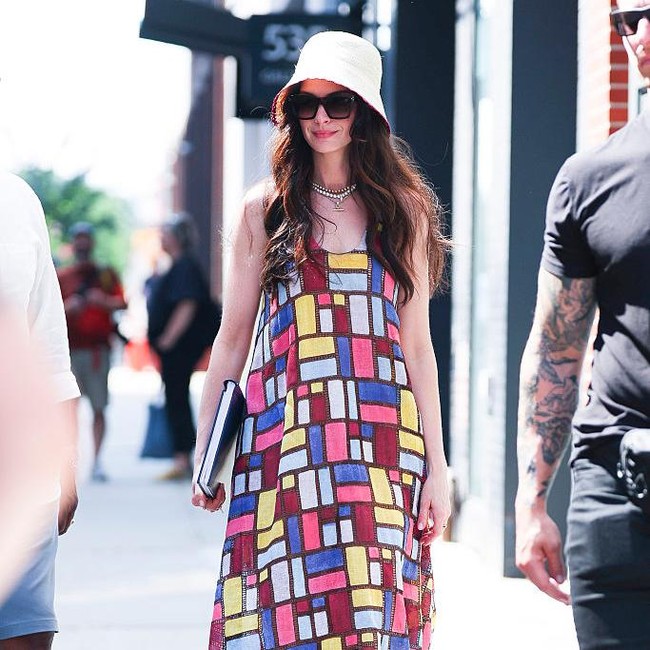 5 Gaya Anne Hathaway kembali Jadi Andy Sachs di The Devil Wears Prada 2