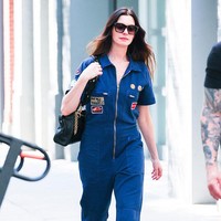 Sandal Chanel kembali muncul di hari pertama syuting, kali ini dipadukan dengan jumpsuit berhias patch yang memberikan kesan edgy. Anne terlihat menenteng tas Valentino Garavani Panthea yang belum dirilis. Foto: GC Images/Aeon