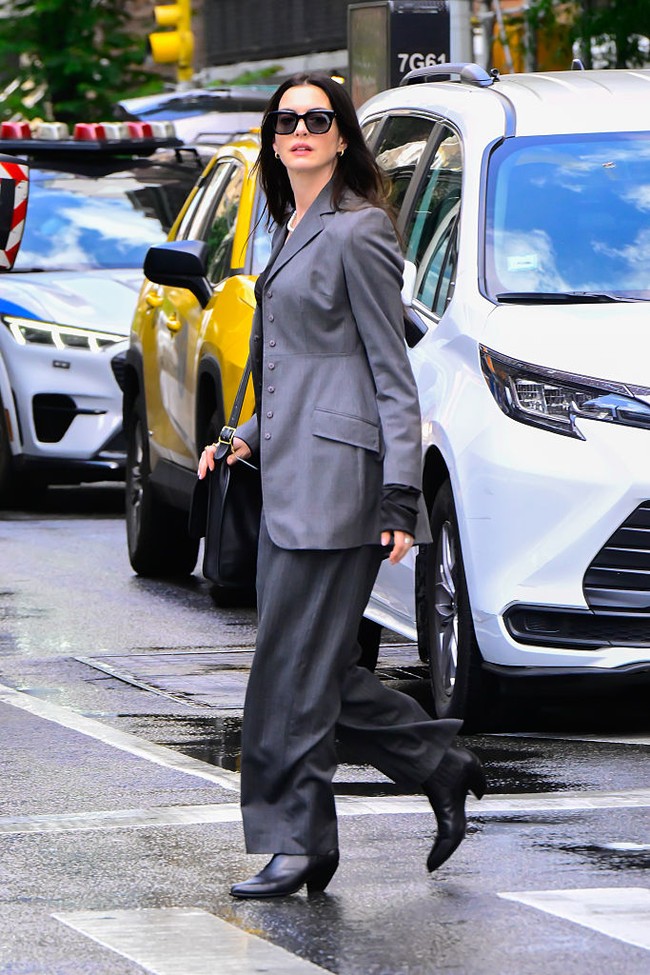 Syuting film ‘The Devil Wears Prada 2’ dimulai pada Juli 2025 di New York, AS, dan sederet penampilan Anne Hathaway langsung menarik perhatian publik maupun para pecinta fashion. Gaya ‘Andy Sachs 2.0’ yang ditampilkan mencerminkan sosok wanita karier di era digital, yang berani mengeksplorasi gaya tanpa kehilangan sentuhan elegan. Foto: GC Images/Raymond Hall