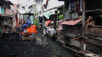 Lumpur hasil pengerukan Kali Krukut ditumpuk sebelum diangkut ke lokasi pembuangan, sebagai bagian dari pengendalian banjir.