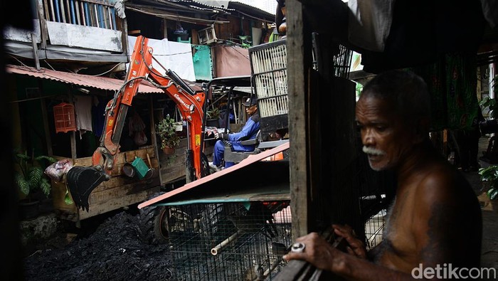 Antisipasi Banjir, Alat Berat Mini Angkut Lumpur dari Kali Krukut Petugas mengoperasikan alat berat ukuran kecil untuk mengeruk lumpur di aliran Kali Krukut, Kebon Melati, Tanah Abang, Jakarta, Rabu (23/7/2025). Suku Dinas Sumber Daya Air (SDA) Jakarta Pusat melakukan pengerukan sedimentasi anak Kali Krukut sepanjang 1 kilometer dengan kedalaman 2-3 meter sebagai upaya mengatasi banjir di wilayah tersebut. Lumpur tersebut dikumpulkan kemudian dibuang.