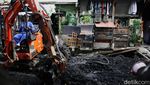 Antisipasi Banjir, Alat Berat Mini Angkut Lumpur dari Kali Krukut