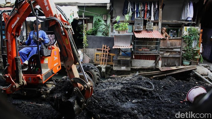 Petugas mengoperasikan alat berat ukuran kecil untuk mengeruk lumpur di aliran Kali Krukut, Kebon Melati, Tanah Abang, Jakarta, Rabu (23/7/2025). Suku Dinas Sumber Daya Air (SDA) Jakarta Pusat melakukan pengerukan sedimentasi anak Kali Krukut sepanjang 1 kilometer dengan kedalaman 2-3 meter sebagai upaya mengatasi banjir di wilayah tersebut. Lumpur tersebut dikumpulkan kemudian dibuang.