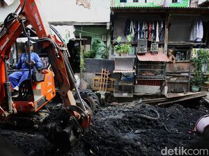 Pengerukan Kali di Jakbar Kembali Berjalan, Alat Dipasangi GPS agar Terpantau