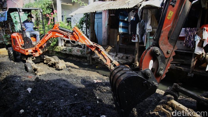 Antisipasi Banjir, Alat Berat Mini Angkut Lumpur dari Kali Krukut Petugas mengoperasikan alat berat ukuran kecil untuk mengeruk lumpur di aliran Kali Krukut, Kebon Melati, Tanah Abang, Jakarta, Rabu (23/7/2025). Suku Dinas Sumber Daya Air (SDA) Jakarta Pusat melakukan pengerukan sedimentasi anak Kali Krukut sepanjang 1 kilometer dengan kedalaman 2-3 meter sebagai upaya mengatasi banjir di wilayah tersebut. Lumpur tersebut dikumpulkan kemudian dibuang.