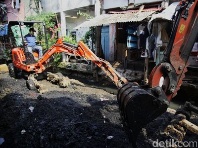 Antisipasi Banjir, Alat Berat Mini Angkut Lumpur dari Kali Krukut