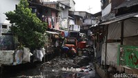 Kali Krukut yang dipenuhi sedimentasi akibat hujan dan limbah rumah tangga.