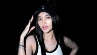 Arlida Putri punya trauma terkait berpakaian kelewat seksi. Pernah ada satu kejadian aku diseret sama 5 orang dipaksa masuk ke dalam lift buat ikut masuk ke kamarnya di sebuah event di hotel itu. Ada beberapa petugas, tapi mereka pura-pura gak tahu gitu, katanya. (Foto: dok Instagram arlidaputrii)
