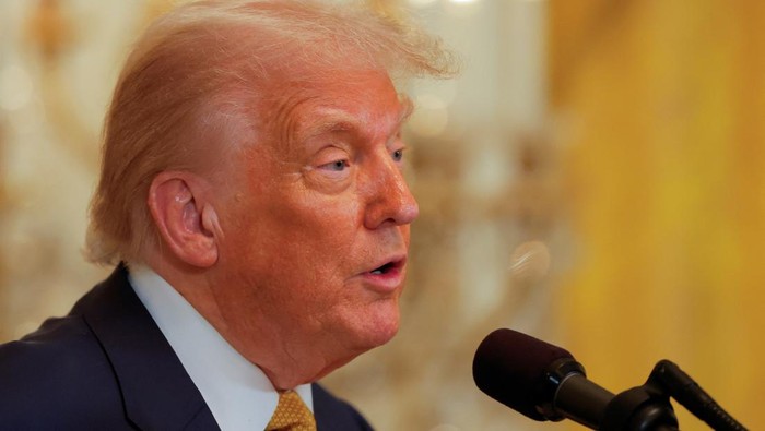 U.S. President Donald Trump speaks as he hosts a dinner with Republican members of the U.S. Congress in the East Room of the White House in Washington, D.C., U.S., July 22, 2025. REUTERS/Kent Nishimura