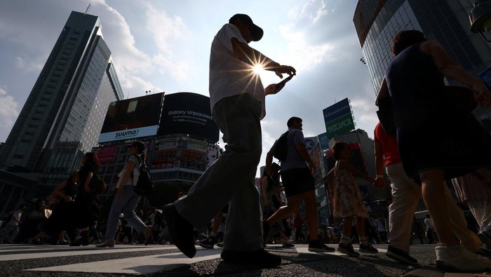 AS Turunkan Tarif Impor Jepang Jadi 15 Persen Passersby walk at Shibuya Crossing in Tokyo, Japan July 8, 2025. REUTERS/Issei Kato