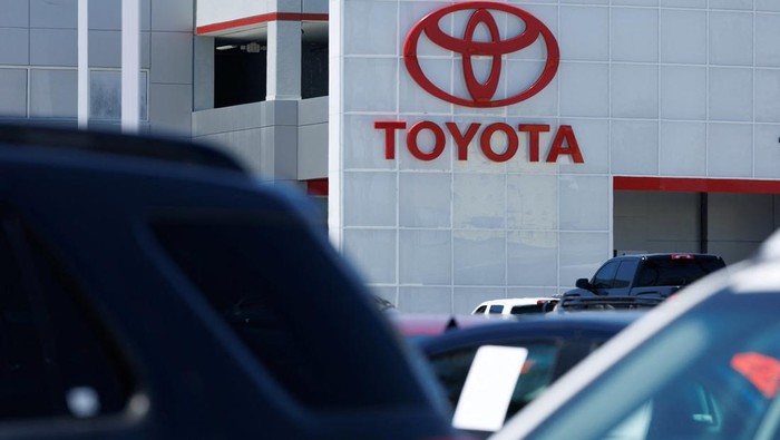 AS Turunkan Tarif Impor Jepang Jadi 15 Persen After the U.S. set a 25% tariff rate on Japan and South Korea, a Toyota sign is shown at a Toyota dealership in Tustin, California, U.S. July 7, 2025. REUTERS/Mike Blake