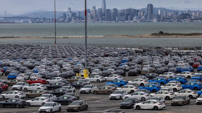 AS Turunkan Tarif Impor Jepang Jadi 15 Persen New vehicles from the Japanese auto makers Subaru and Honda are seen at a parking lot in the Port of Richmond, as trade tensions escalate after U.S. President Donald Trump said he would impose a 25% tariff on goods from Japan and South Korea starting on August 1, at the bay of San Francisco, California, U.S., July 7, 2025. REUTERS/Carlos Barria