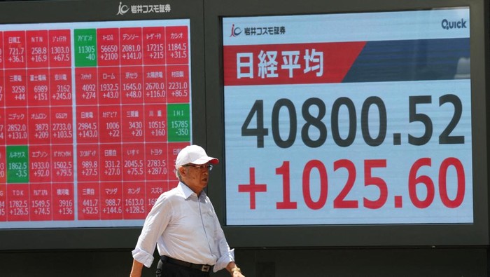 AS Turunkan Tarif Impor Jepang Jadi 15 Persen A man walks in front a stock quotation board showing the Nikkei share average outside a brokerage in Tokyo, Japan, July 23, 2025. REUTERS/Kim Kyung-Hoon TPX IMAGES OF THE DAY