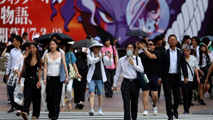 AS Turunkan Tarif Impor Jepang Jadi 15 Persen Passersby walk at Shibuya Crossing in Tokyo, Japan July 8, 2025. REUTERS/Issei Kato