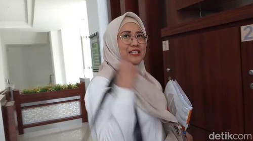 Asisten III Setda NTB, Eva Dewiyana, seusai diperiksa diperiksa penyidik Kejati NTB terkait korupsi PT GNE, Rabu (23/7/2025).