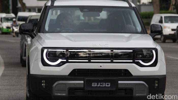 BAIC BJ30 Hybrid dipamerkan pada peluncurannya di ajang Gaikindo Indonesia International Auto Show (GIIAS) 2025, ICE BSD City, Tangerang, Rabu (23/7/2025).