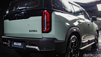 Tampilan samping mengusung desain atap floating berbentuk huruf L dengan lampu fender yang memberi aura premium. Sementara bagian belakang dilengkapi lampu Double D-Shape vertikal yang menambah kesan futuristik.