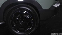 BJ30 Hybrid juga dibekali fitur Intelligent Inductive Rear Door. Fitur ini memungkinkan pintu bagasi terbuka otomatis saat pengguna berdiri tiga detik di belakang mobil sambil membawa kunci, lalu mundur satu langkah.