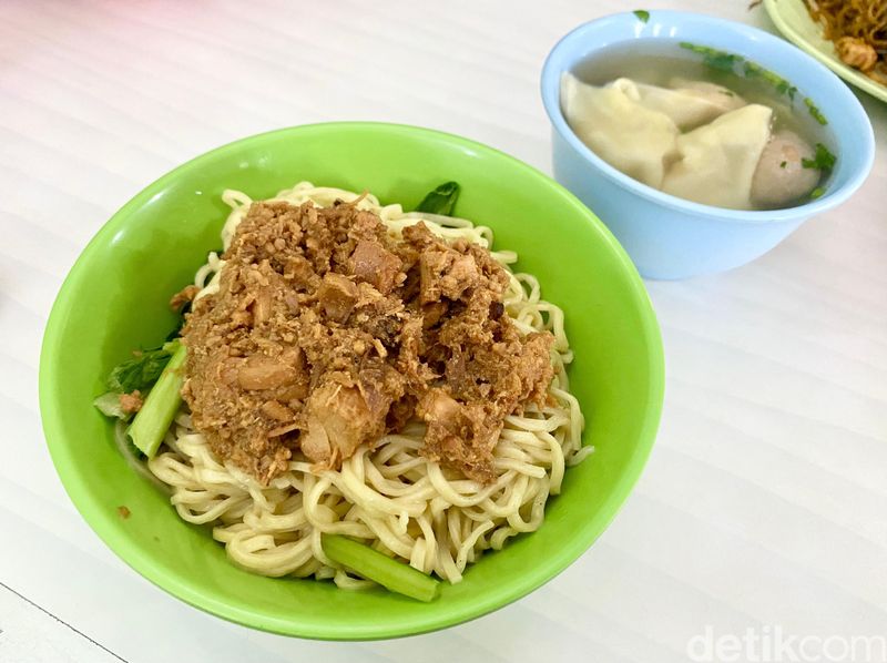 Ada Bakmi Ayam, Mie Goreng sampai Bakso Goreng Enak di Warung Bakmi Legendaris Sejak 1978 Ini