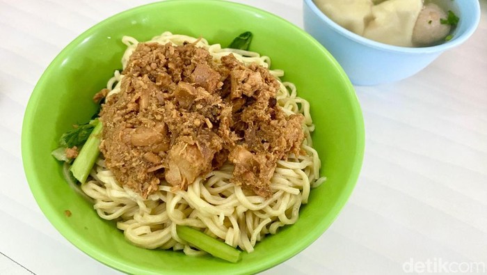 Ada Bakmi Ayam, Mie Goreng sampai Bakso Goreng Enak di Warung Bakmi Legendaris Sejak 1978 Ini