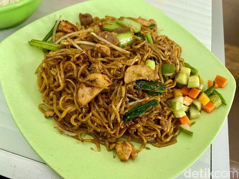Ada Bakmi Ayam, Mie Goreng sampai Bakso Goreng Enak di Warung Bakmi Legendaris Sejak 1978 Ini