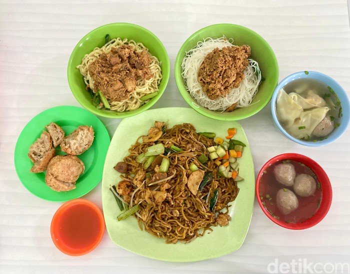 Ada Bakmi Ayam, Mie Goreng sampai Bakso Goreng Enak di Warung Bakmi Legendaris Sejak 1978 Ini