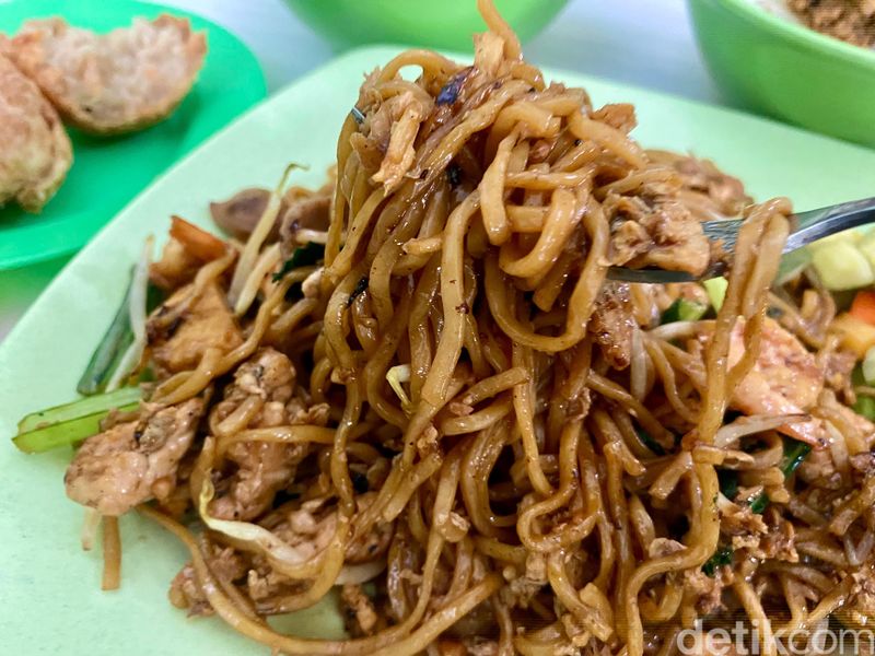 Ada Bakmi Ayam, Mie Goreng sampai Bakso Goreng Enak di Warung Bakmi Legendaris Sejak 1978 Ini