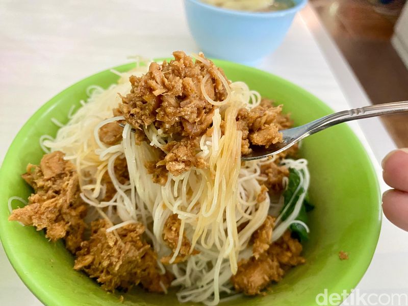 Ada Bakmi Ayam, Mie Goreng sampai Bakso Goreng Enak di Warung Bakmi Legendaris Sejak 1978 Ini