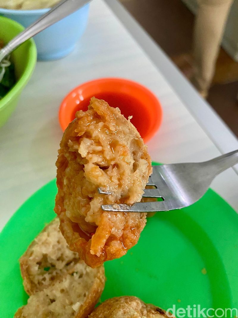 Ada Bakmi Ayam, Mie Goreng sampai Bakso Goreng Enak di Warung Bakmi Legendaris Sejak 1978 Ini