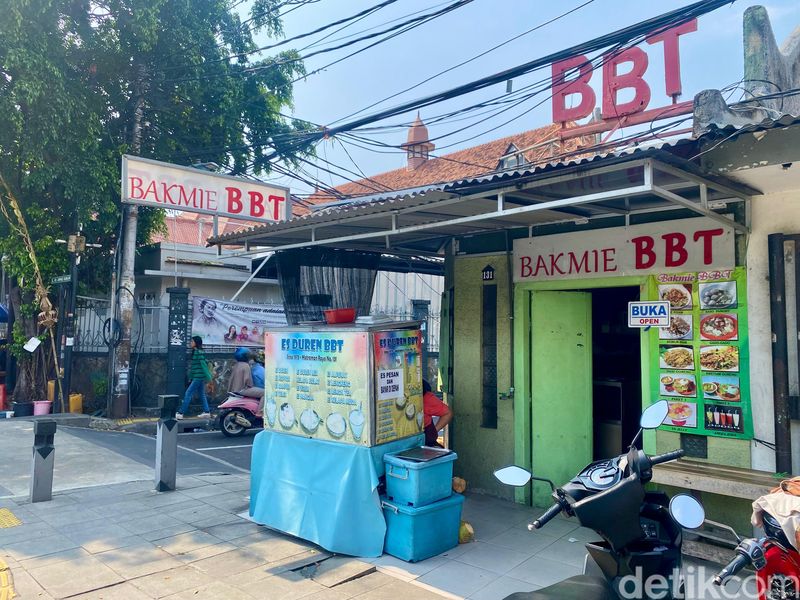 Ada Bakmi Ayam, Mie Goreng sampai Bakso Goreng Enak di Warung Bakmi Legendaris Sejak 1978 Ini