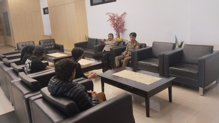 Bhabinkamtibmas Polres Bogor menggelar mediasi terkait heboh video viral muda-mudi disebut berbuat mesum di area Pakansari, yang ternyata hanya settingan. (dok Polres Bogor)