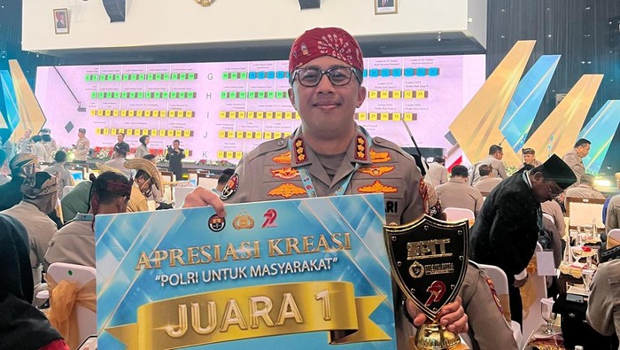 Bidhumas Polda Metro Jaya menorehkan prestasi di Awarding Day Bhayangkara ke-79. (dok. Polda Metro Jaya)